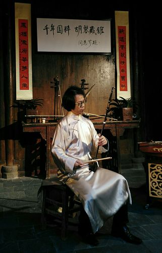 上海民族乐团二胡首席,青年二胡演奏家姚新峰,在深情演奏他自己创作的