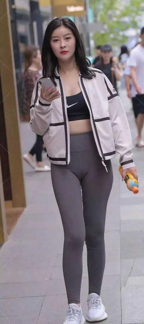 紧身裤这么穿,需要勇气和胆量,这样的时尚太美了!