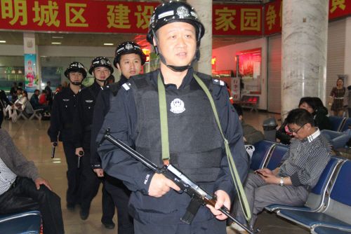客运车站安保升级 民警配枪武装执勤