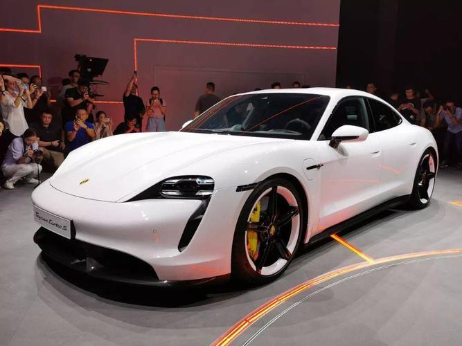 答案都不是, 保时捷这次要发布的,是他们造势已久的纯电动四门轿跑车