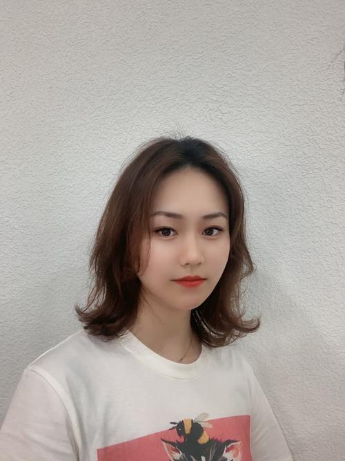 上次烫的头发基本上也全部剪掉了,头发现在也没有形状,自己在家里经常