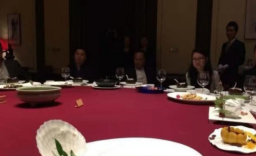 马云请比尔盖茨吃饭,当看清桌上饭菜的那一刻,网友:太
