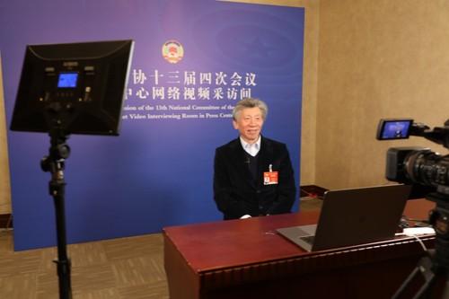 中国美术家协会主席范迪安向毕节市委常委,黔西县委书记卢林作出了