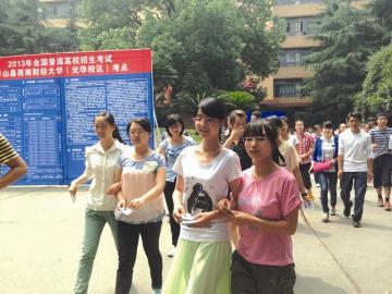 6月7日上午11点半,在成都异地参考的芦山中学考生走出考场.