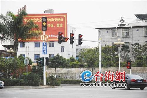 龙岩中心城区仅有一个倒计时红绿灯遭"吐槽"