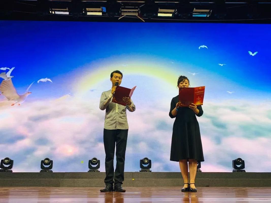 表演者:921都市广播主持人张渭,听听和平年代,军人是一块盾牌,是幸福