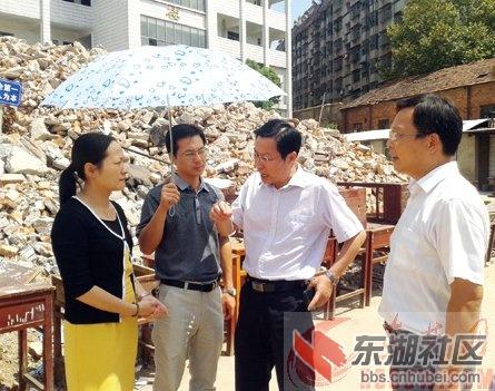 图为副市长毕正洁(左一) 和市教育局局长周咏新(右二)等领导在该校