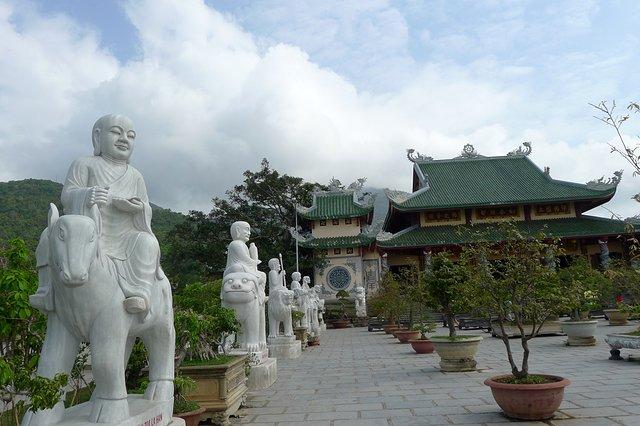 各路罗汉镇守的灵应寺.