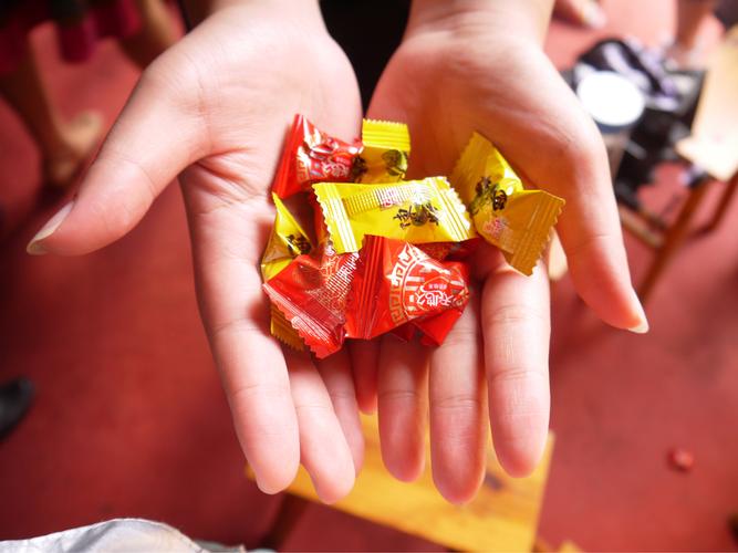 现在轮到美丽新娘向宾客撒喜糖,美丽新娘撒出的不只是喜糖,而是撒给