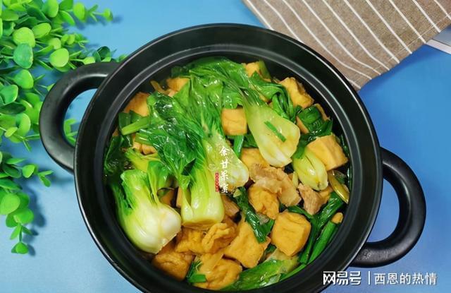 青菜豆腐果烧肉,砂锅里炖一炖,鲜美又下饭,暖胃暖身