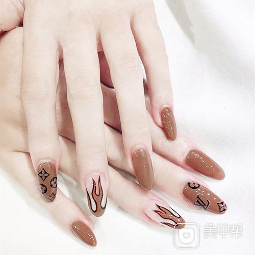 圆形棕色手绘火焰美甲图片