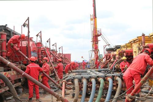 华北井下完竣中石油西部钻探公司一特大型压裂施工