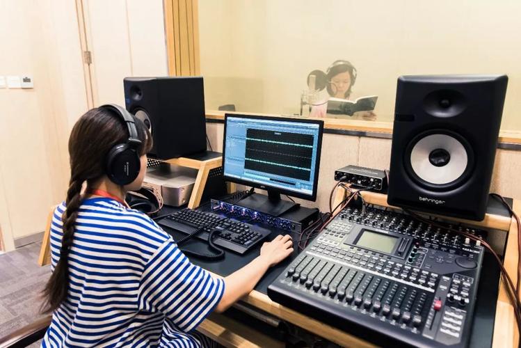 吴中区图书馆"书香吴中"官网电台录音室迎来首批体验读者