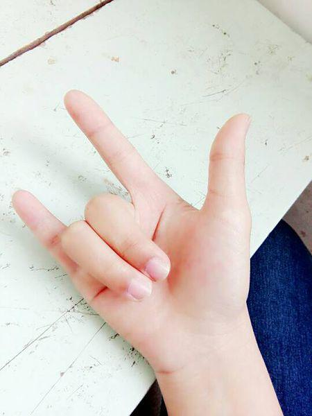 要12岁左右女孩手的照片背景什么都行要高清的