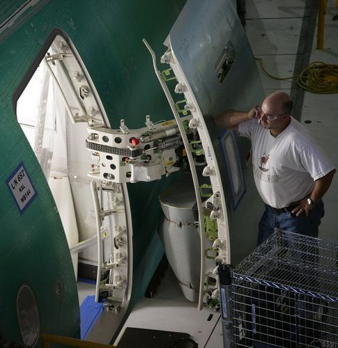 图文:波音客机机舱门组装现场