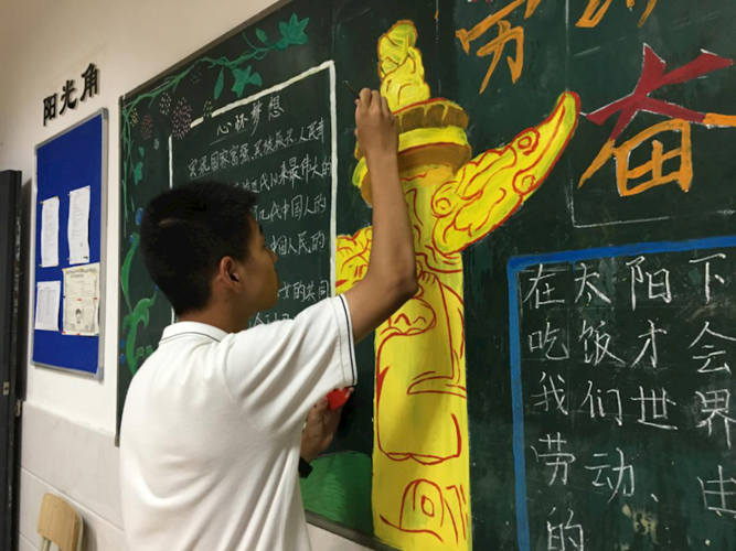 顾宇振拥有精湛的绘画功底以及新颖的构思理念,他描摹的华表柱美观