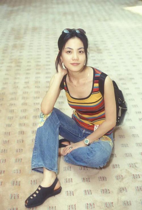 52岁王菲躺沙发上秀长腿性感旧照曝光空灵歌声欲罢不能