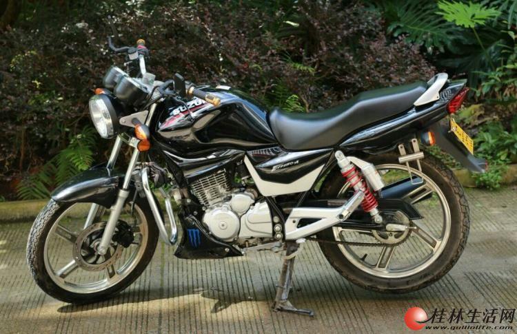 铃木en150a跨骑摩托车