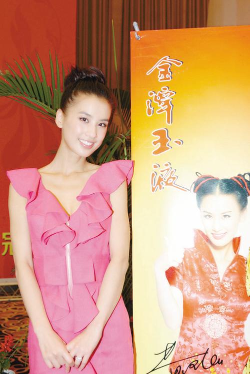 >   9月19日晚,黄圣依将在成都举办个人演唱会,这也是首个