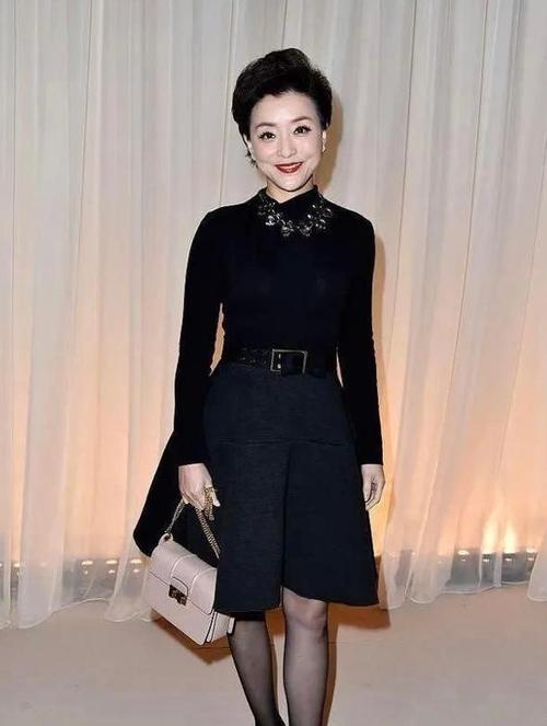 53岁杨澜越老越时髦,娃娃衫配纱裙不算啥,头上染一撮蓝毛才洋气