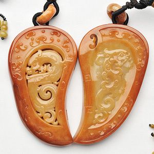 糯冰种红黄翡仿古龙凤牌手玩件