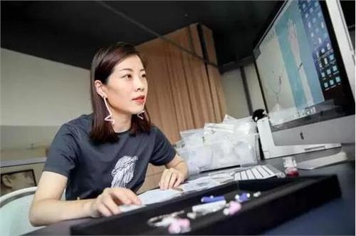 将实用艺术的理念以偏锋为契入点注入作品设计,这就是张晓宇和李忞
