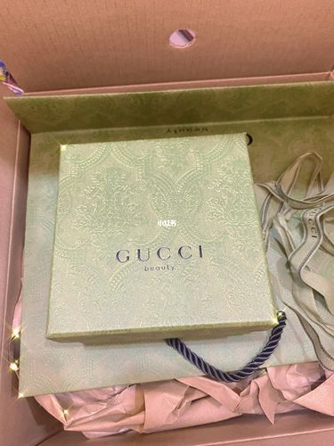 这个礼盒超好看 抹茶绿95 包装盒仪式感满满 碎花25 口红也很有质感