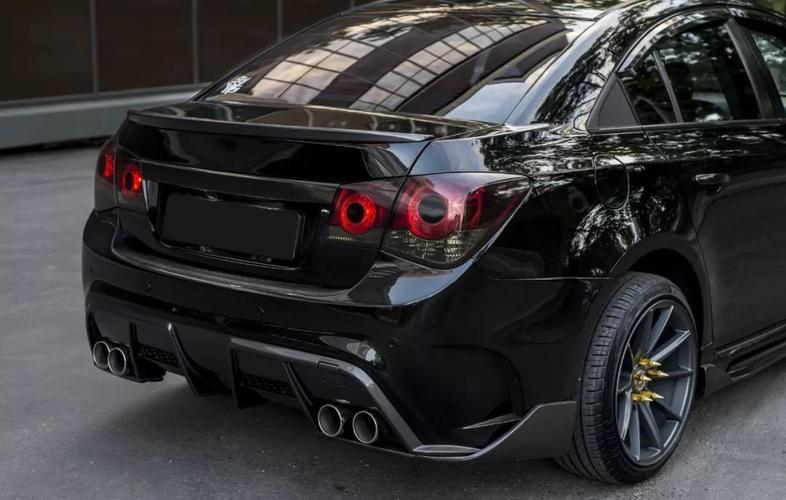 美女也玩改装,雪佛兰科鲁兹变身黑武士,上演现实版的“美女与