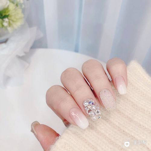 渐变白色钻美甲图片