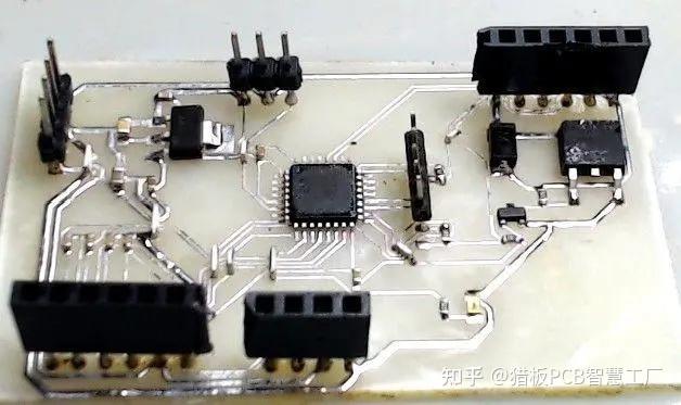 使用宽刀口烙铁给电路板上锡,便于后面的焊接给电路板上锡3.
