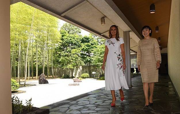 原创梅拉尼娅穿刺绣裙颇具东方古韵美日本第一夫人穿条纹裙输了气场