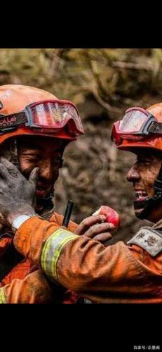 向他们致敬! 再次向消防战士致敬!