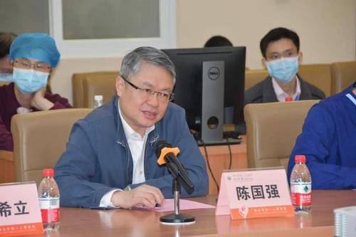 陈国强院长代表我院胸痛中心对许文克教授和黄康教授两位质控检查专家