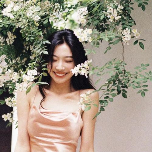 头像易梦玲纯欲风头像