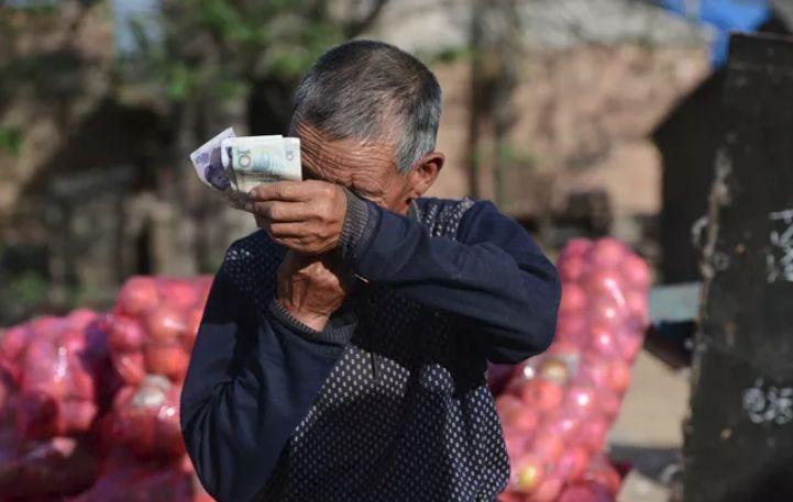 老人四十斤苹果仅卖十二元!4000万斤苹果滞销