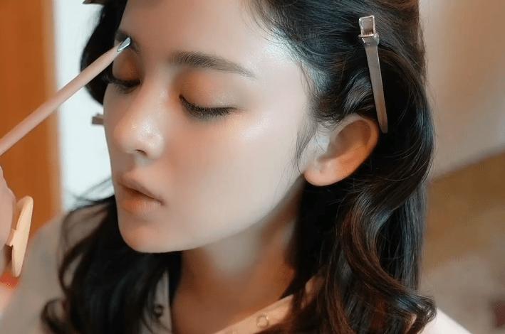 古力娜扎在化妆间化妆,摄影师拍下脸部特写,暴露了皮肤状态