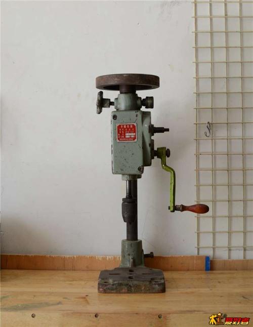 75年全封闭式双速手摇台钻,成色如图.可正常使用.外地