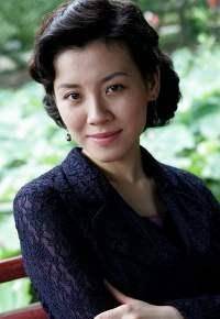 她本是豪门阔太,被导演临时喊来救场,却意外走红