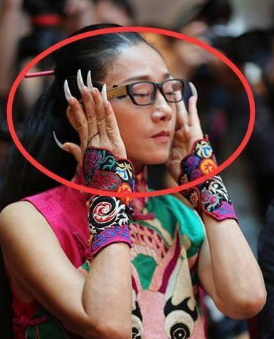 58岁杨丽萍近照曝光 指甲几天没见成了这样?