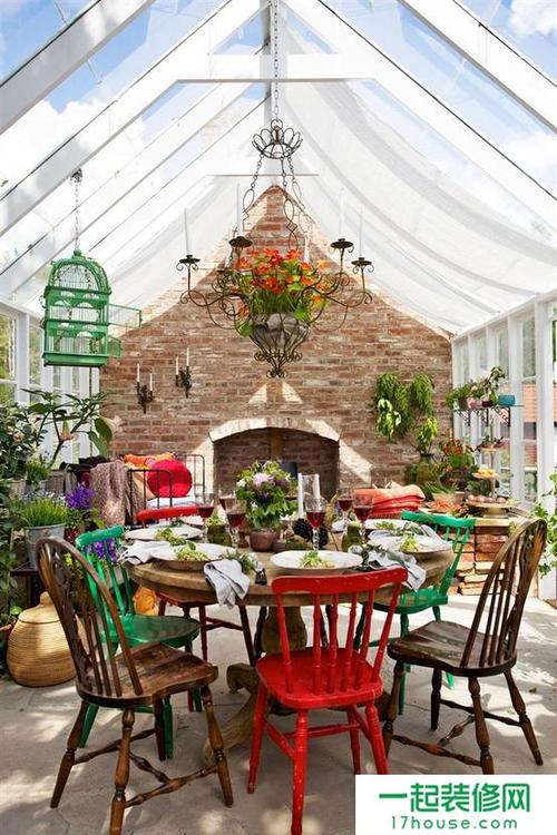 乡村餐桌餐椅玻璃花房里的餐桌装修效果图