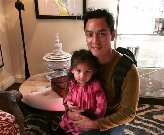 吴彦祖庆祝结婚11周年,晒出南非婚礼照片,19年爱意没有变