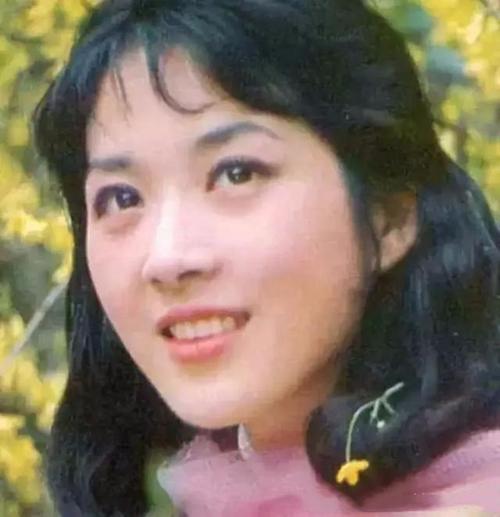 她是80年代中国最美女演员,被誉为"中国的奥黛丽