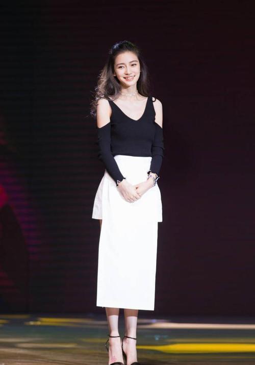 是我看错了吗angelababy高跟鞋没有跟女明星真辛苦