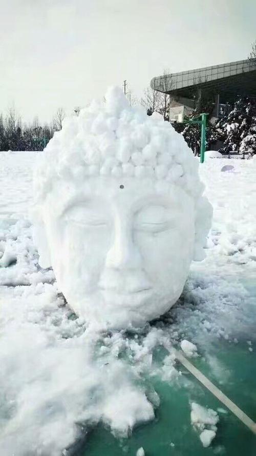 看过这么多年的雪,堆过那么的雪人,这是我见过最牛逼的一个了!