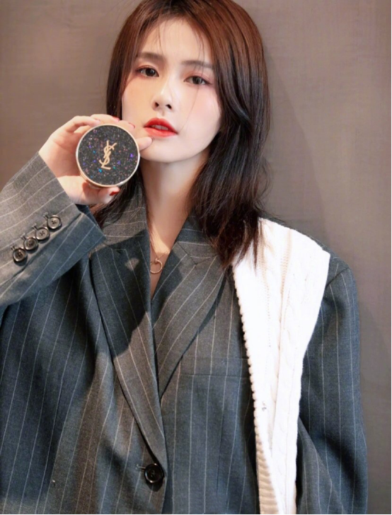 原创同样是个性西装的穿搭,白鹿与周洁琼一个帅气一个优雅,也太美了