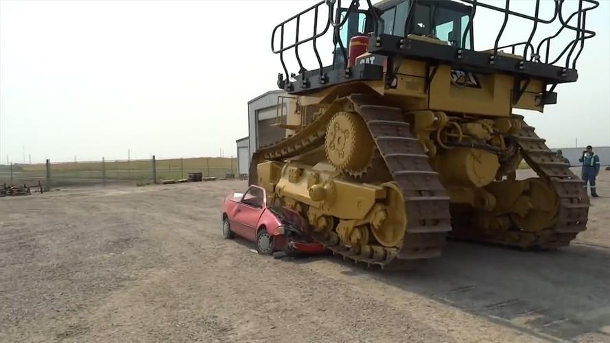 全球最大推土机,地动山摇的出场,还"碾压"汽车