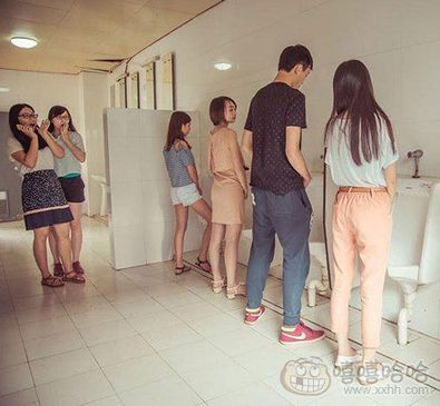 新时尚?高校女厕现小便池 如厕时好担心