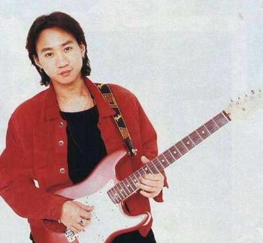 1993年大闹黄家驹葬礼,发誓终身不嫁的未婚妻,如今怎样了?