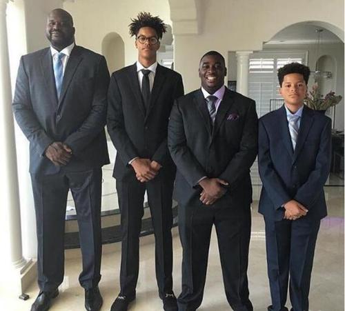 看看奥尼尔亲生儿子和养子的身高差距,网友:基因太强大了!