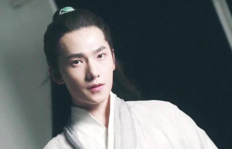 都说杨洋的夜华是被造型坑了,看到白衣定妆照,这才是天族太子!